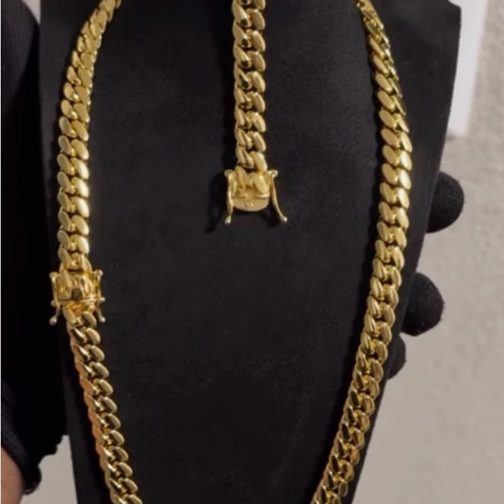 Elegant Gold Necklace